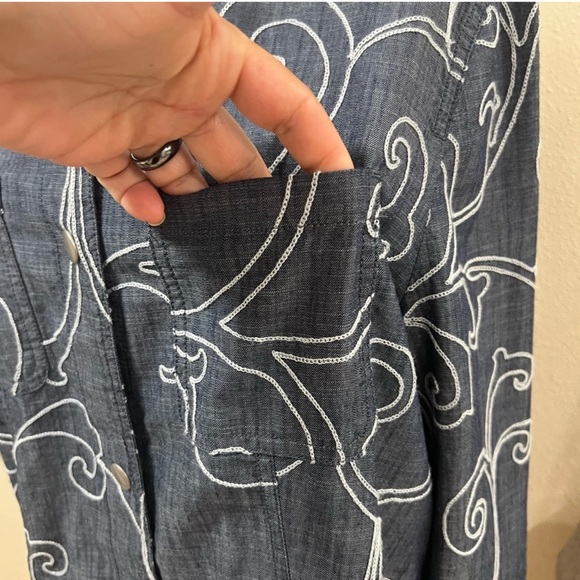 CHICOS LONG SLEEVE BOTTOM SHIRT OR JACKET SIZE 2. - Picture 13 of 16